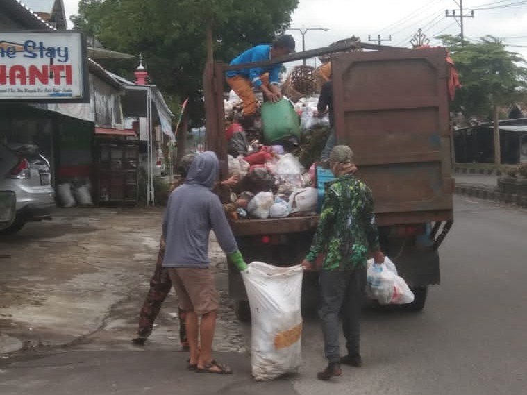 Meski Anggaran Belum Cair, DLH Lambar Turunkan Petugas Pengangkut Sampah