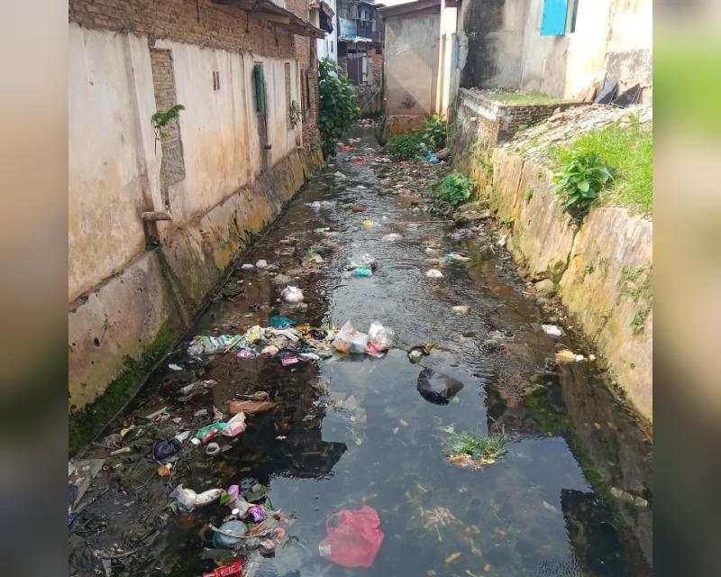 Minim Kesadaran, Warga Bandar Lampung Masih Buang Sampah di Saluran Air