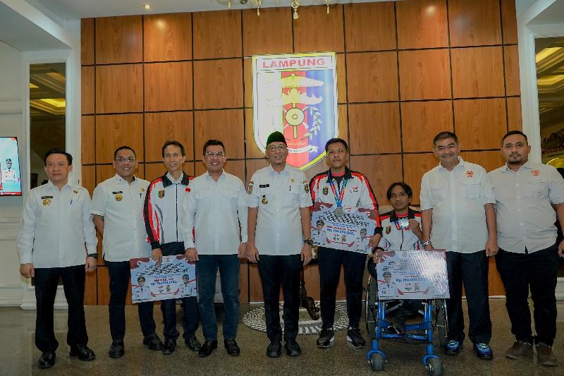 Gubernur Mirza Serahkan Bonus Atlet Disabilitas Peraih Medali Peparnas XVII