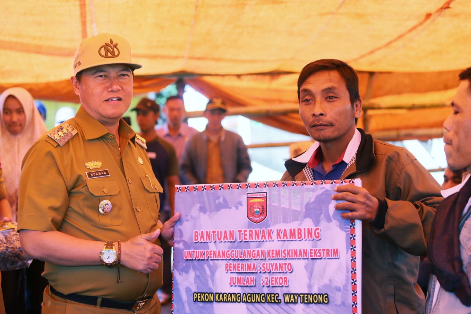 Tinjau SL, Pj Bupati Lampung Barat Serahkan Bantuan Untuk Masyarakat Miskin Ekstrim 