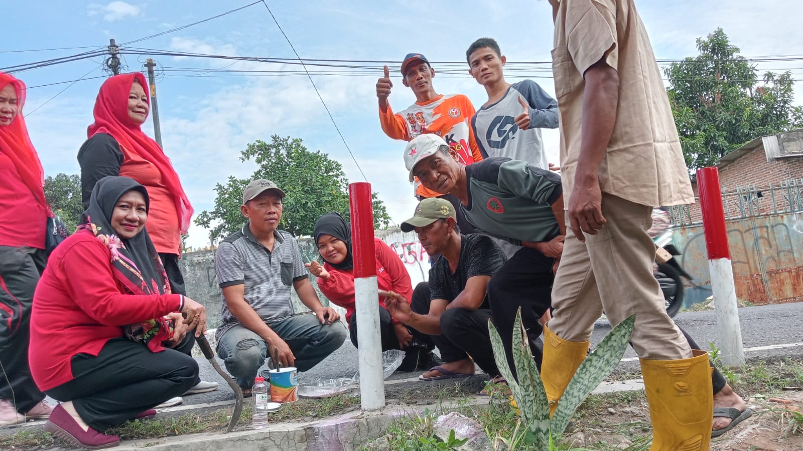 Percantik Lingkungan, Lurah Jagabaya II Bersama Jajaran Lakukan Pengecatan Pagar Jembatan