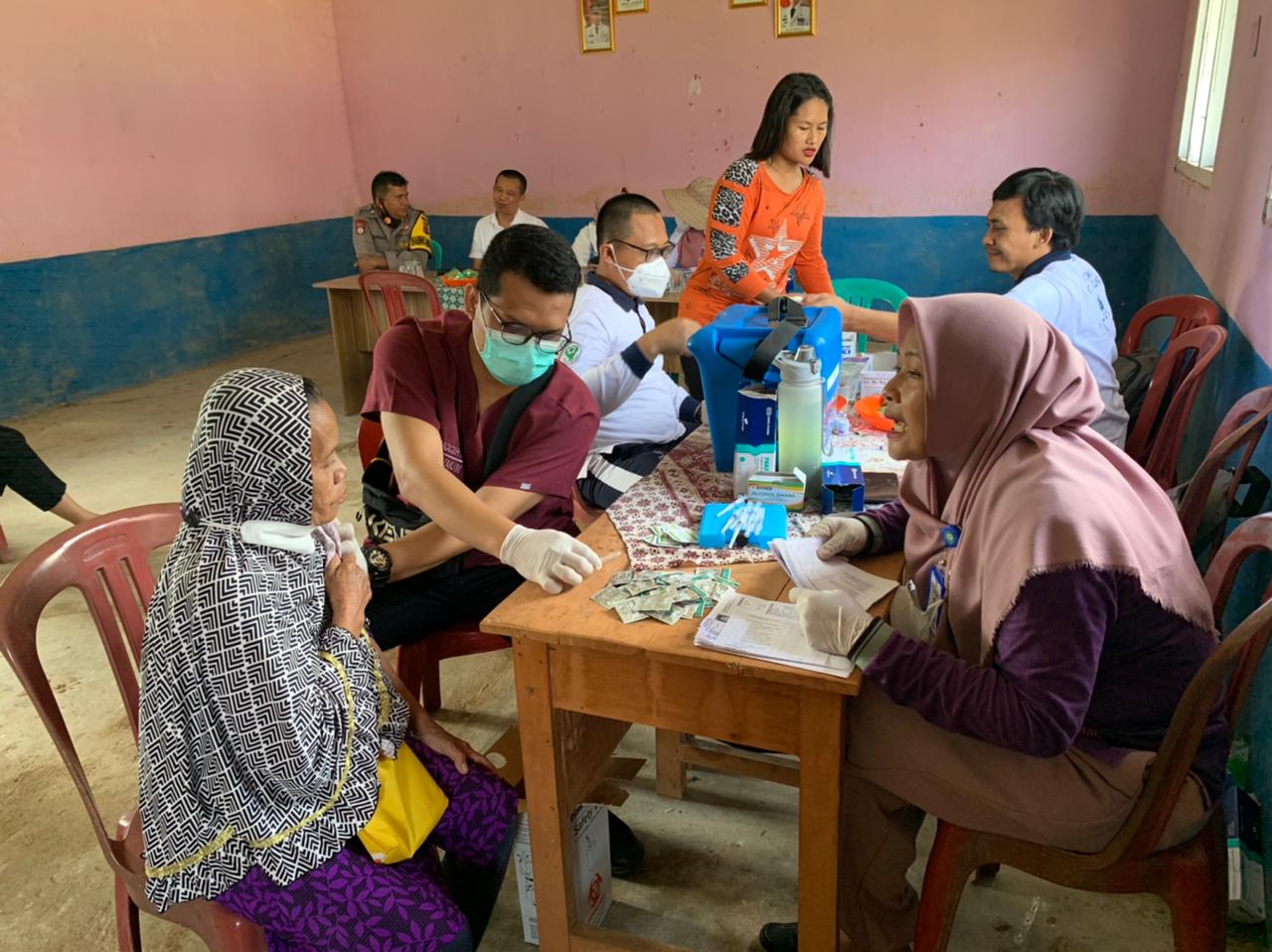 Kampung Mulya Agung Bagikan BLT-DD, Puskesmas Negeri Agung Optimalkan Vaksinasi