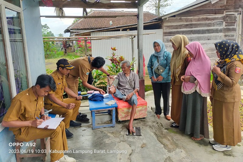 Perawat Pekon Puramekar Door to Door Periksa Warga yang Sakit Menahun 