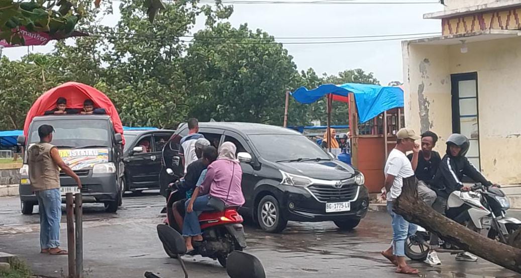 Libur Tahun Baru, Wisatawan Padati Pantai Labuhan Jukung