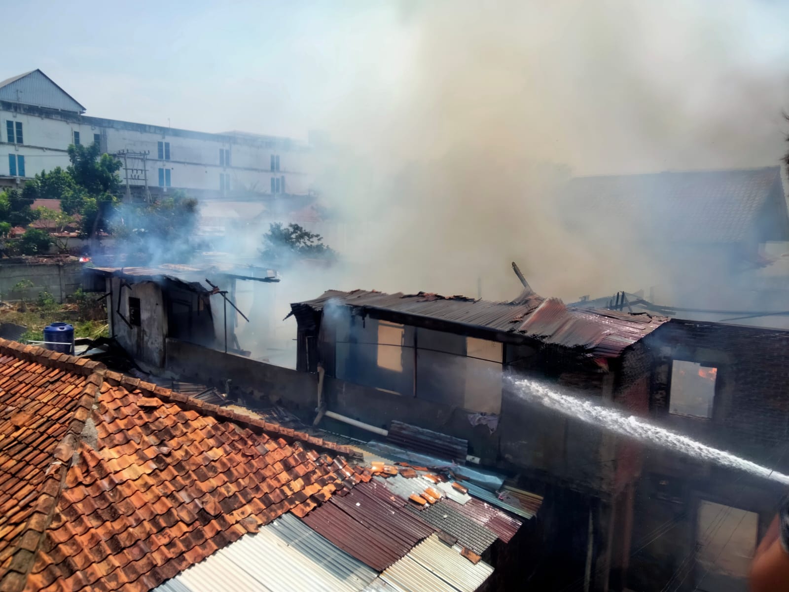 Kebakaran Melanda Rumah Bekas Penginapan di Sawah Lama Bandar Lampung