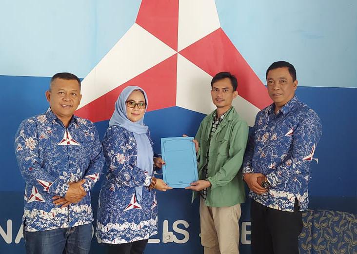 Pj Sekda Lampung Barat Ambil Formulir Pendaftaran di Demokrat  