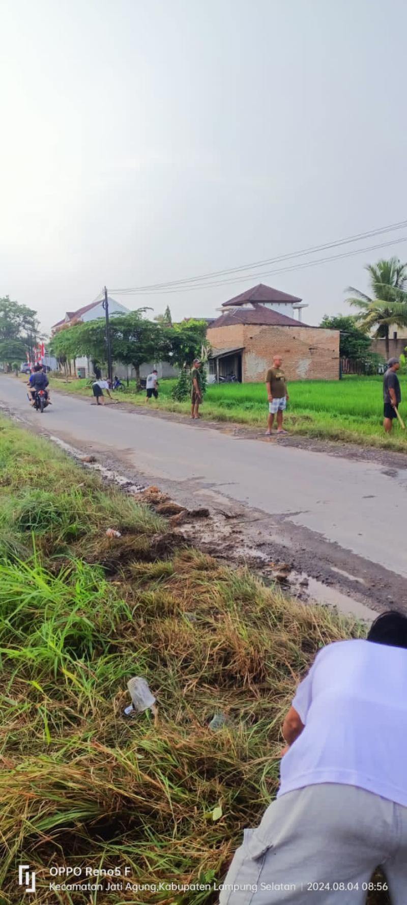 Sambut HUT RI Ke-79, Kades Marga Agung bersama Masyarakat Bersihkan Jalan 