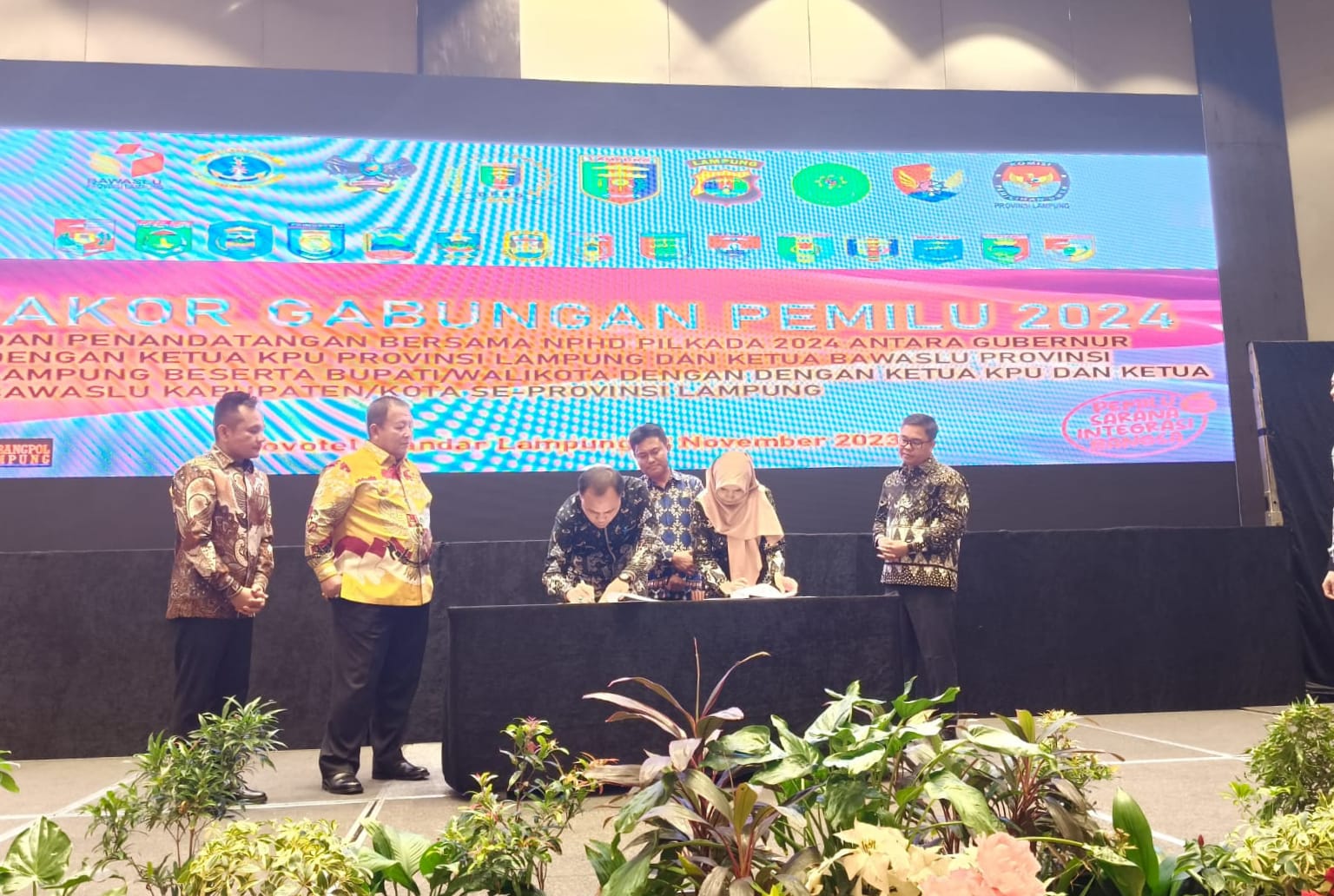KPU-Bawaslu Pesisir Barat Teken NPHD Pilkada 2024 Serentak se-Lampung