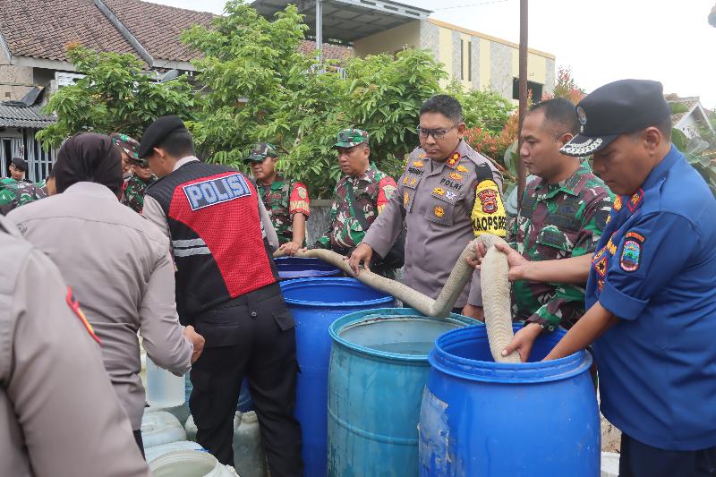 TNI-POLRI Bersinergi Salurkan Bantuan Air untuk Warga Terdampak Kekeringan di Lampung Selatan