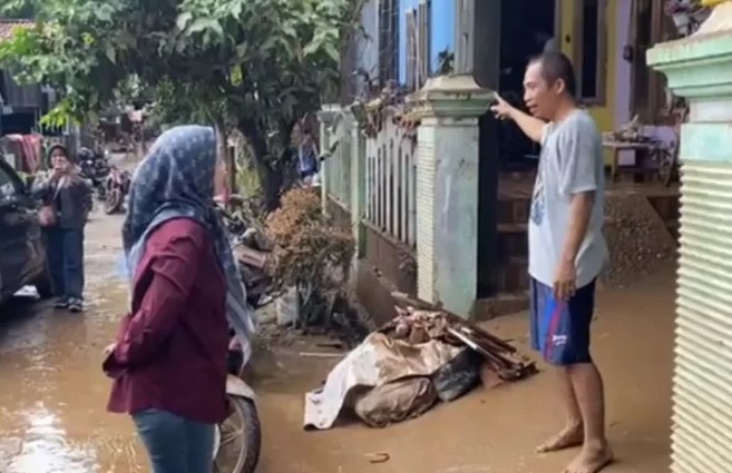 Lesty Kunjungi Korban Banjir Di Lamsel