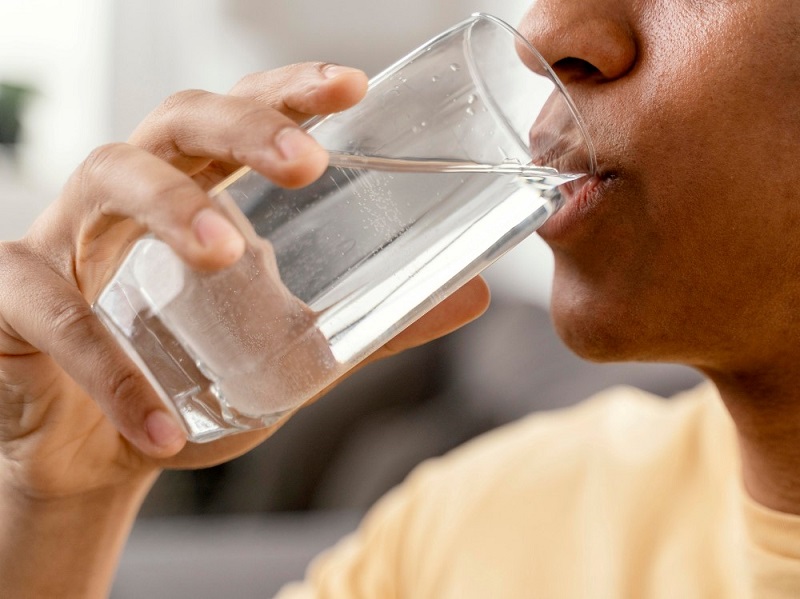 Hindari Minum Air Saat Tengah Makan, Ini Alasannya