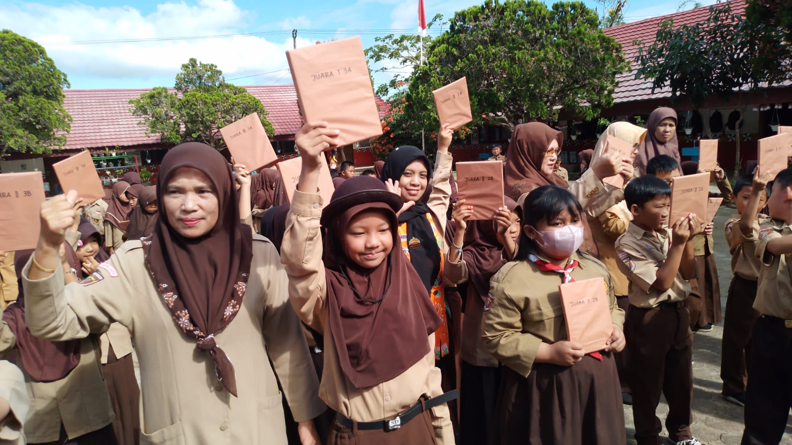 218 SD Negeri di Lampung Barat Bagi Raport, Sekolah Diliburkan Selama Sebulan