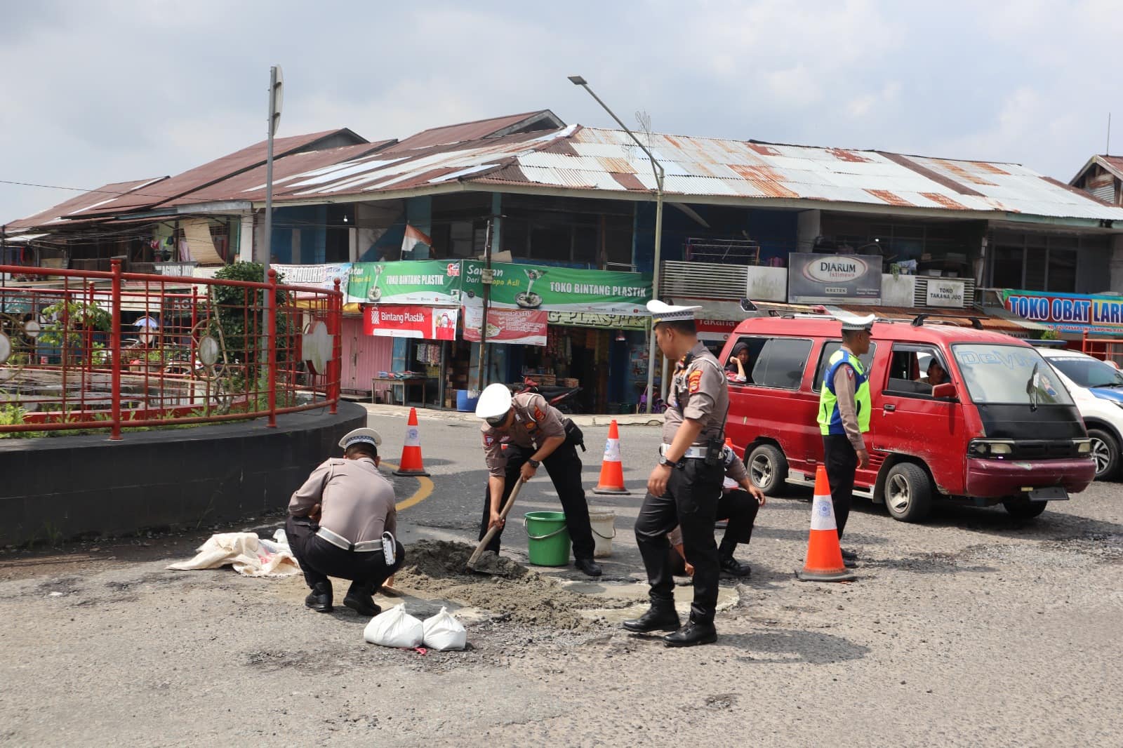 Cegah Lakalantas, Personel Satlantas Polres Lampung Barat Tambal Jalan Berlubang di Tugu Ara Pasar Liwa