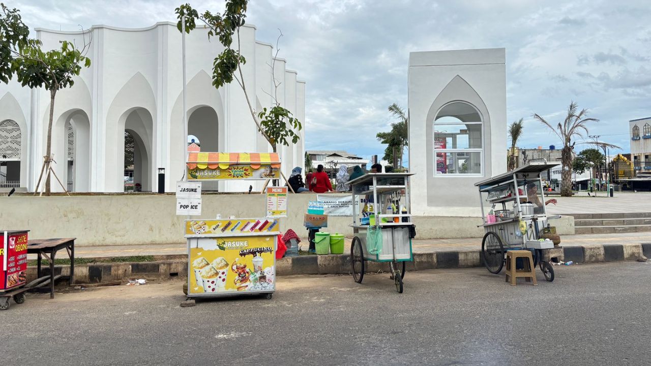 Meski Ada Larangan, Pedagang Masih Padati Area Masjid Al-Bakrie Lampung