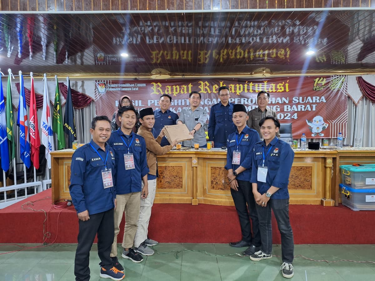 Pleno Terbuka Rekapitulasi Hasil Perolehan Suara Tingkat KPU Lampung Barat Berjalan Lambat
