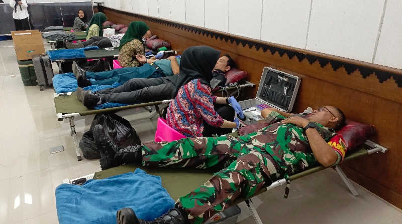 Babinsa Pahoman Kawal Sukses Donor Darah di RRI Fest HUT ke-80 RRI