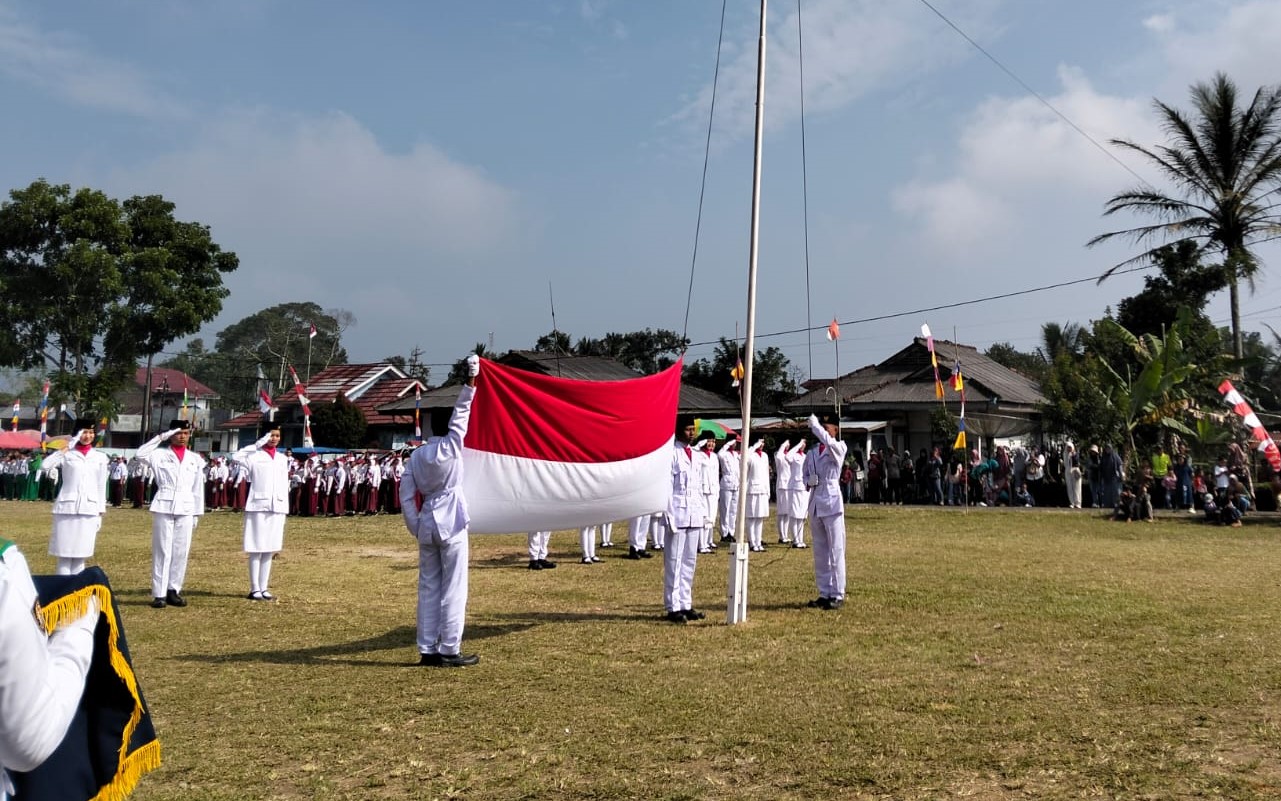 Upacara Peringatan HUT RI di Kecamatan Sukau Berlangsung Khidmat dan Lancar 