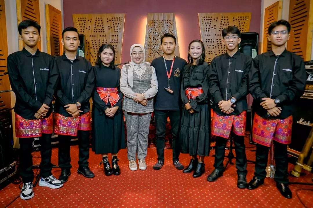 Tim Musikalisasi Puisi SMAN 1 Pringsewu Raih Juara Favorit di Tingkat Nasional