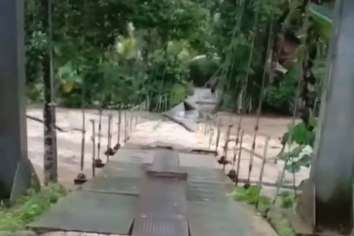 Jembatan Gantung Putus, Rumah Warga di Mandiri Sejati Terdampak Banjir