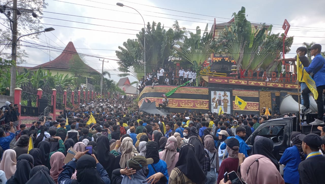Paksa Masuk, Massa Robohkan Gerbang Gedung DPRD Bandar Lampung