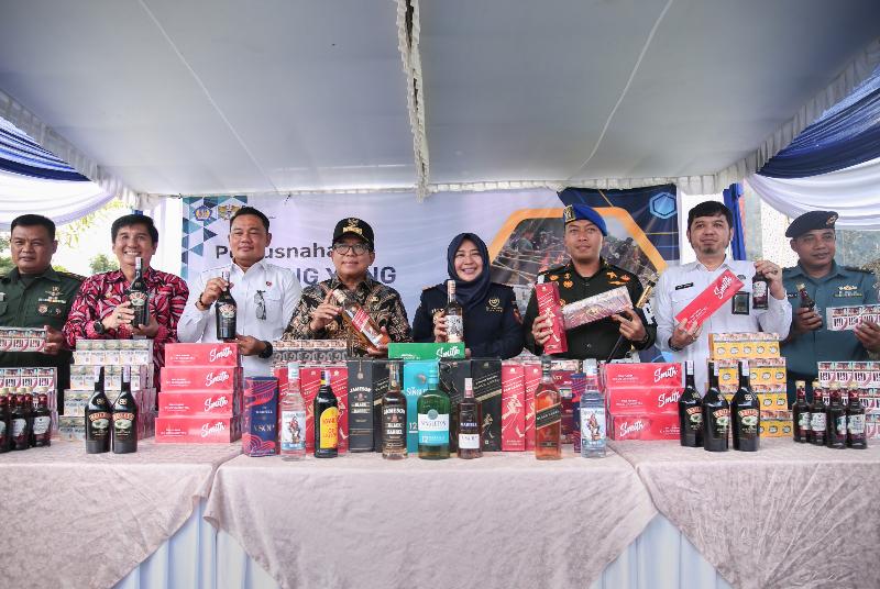 DJBC Musnahkan 28,5juta Batang Rokok dan Ribuan Liter Miras Ilegal dihadiri Pj Gubernur Samsudin 