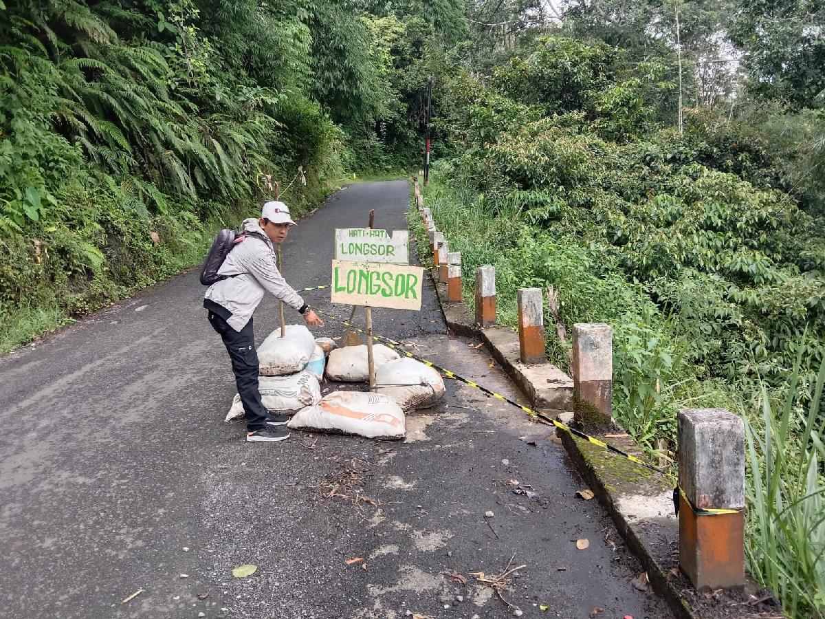 AWAS! Ada Lubang Besar di Jalur Sumber Jaya-Kebun Tebu