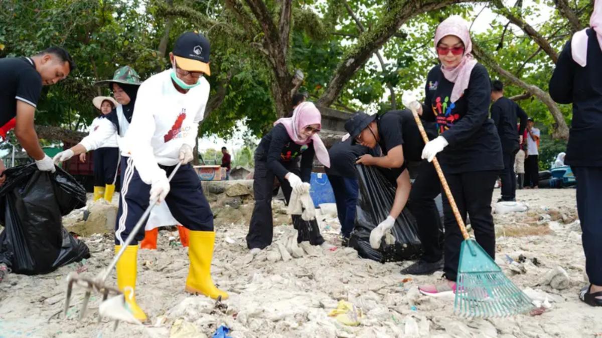 Pemkab Lampung Selatan Gelar Aksi Gerot Wisata, Bersihkan Sampah di Pantai Pasir Putih