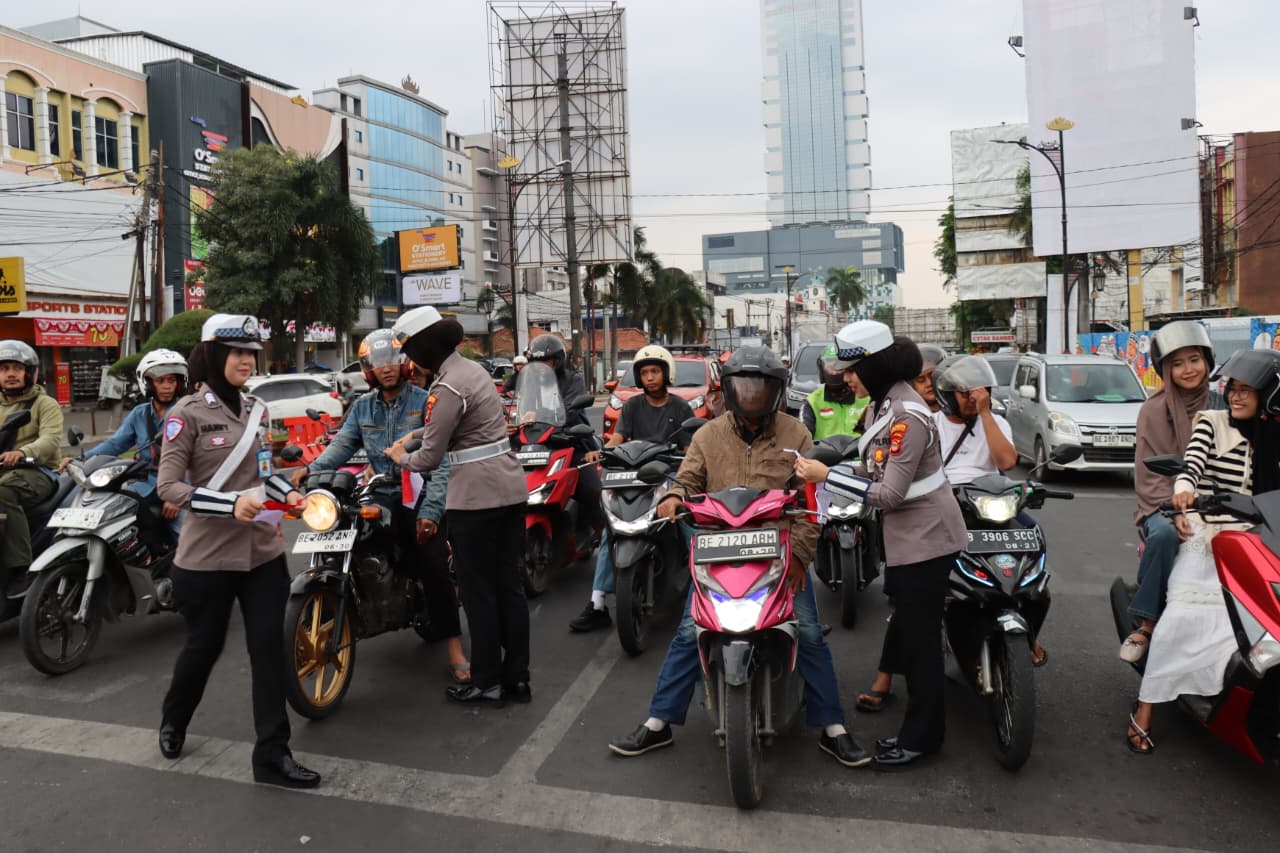 Satlantas Polresta Bandar Lampung Semarakkan HUT RI dengan Berbagi Bendera