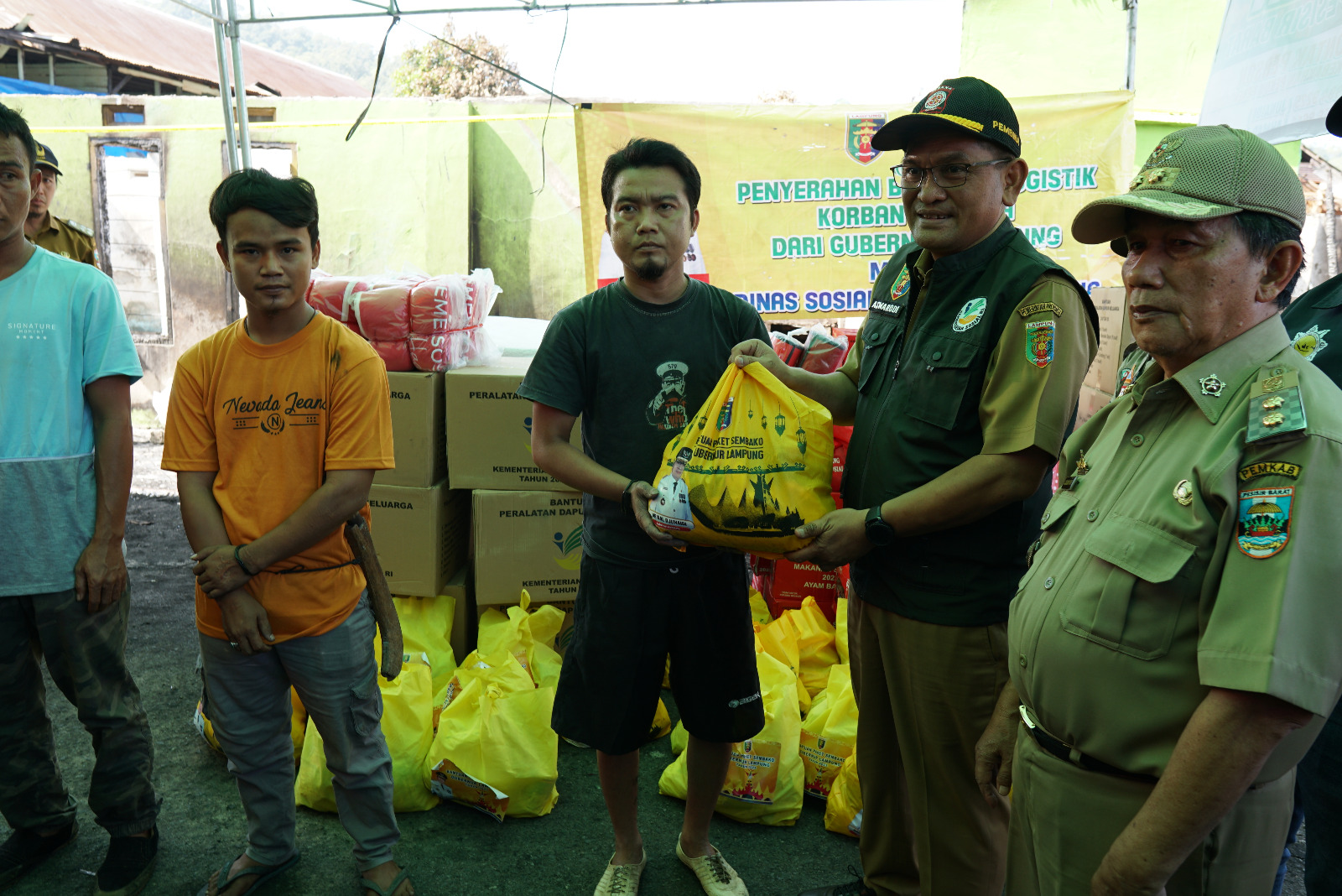 Dinsos Lampung Salurkan 30 Paket Bantuan ke Korban Kebakaran