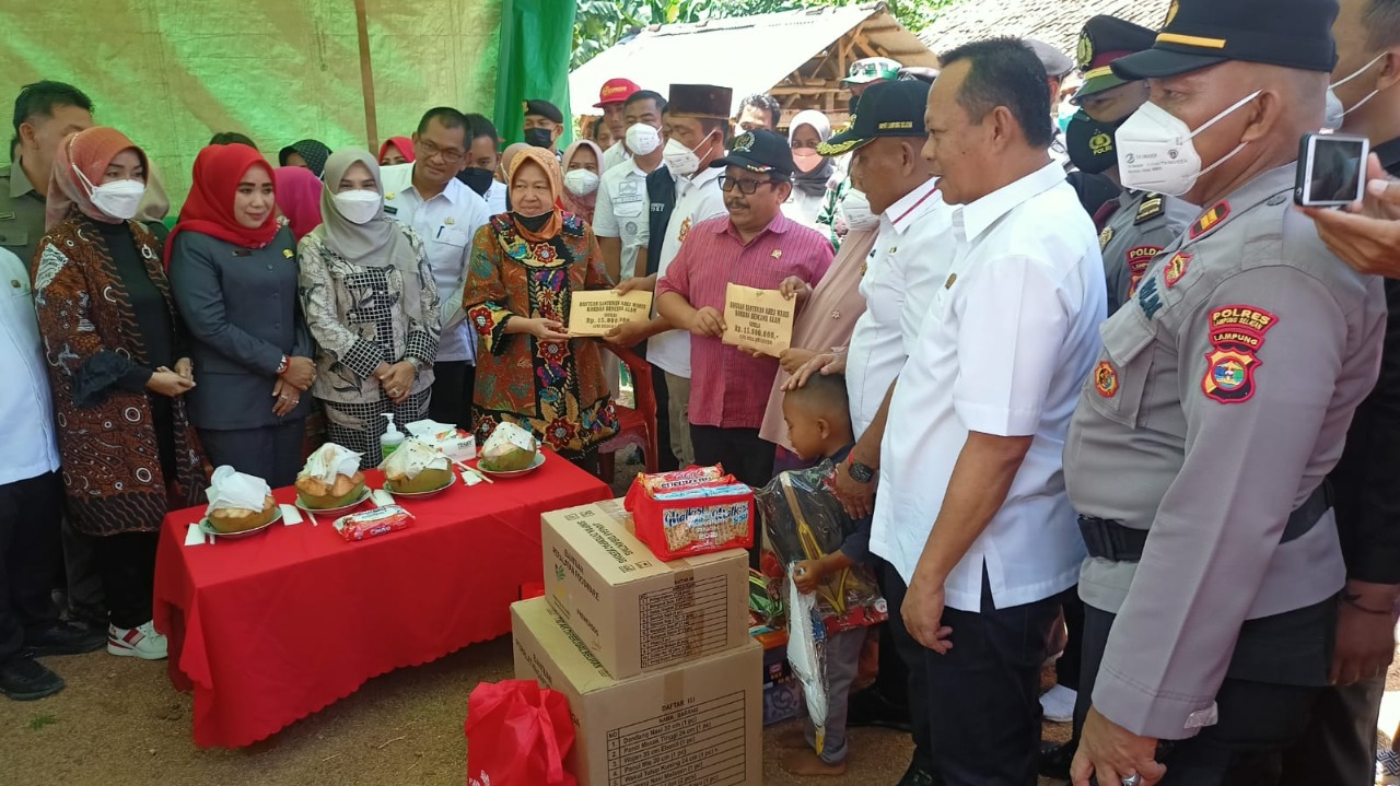 Sambangi Lamsel, Mensos Risma Beri Bantuan ke Korban Banjir