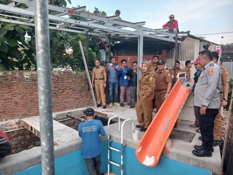 Wali Kota Eva Dwiana Tinjau Lokasi Banjir Akibat Bangunan di Atas Sungai Way Kecapi