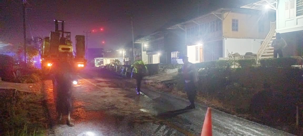 Cegah Laka Lantas, Polisi Bersihkan Tumpahan Oli di Jalan Lintas Kota Besi