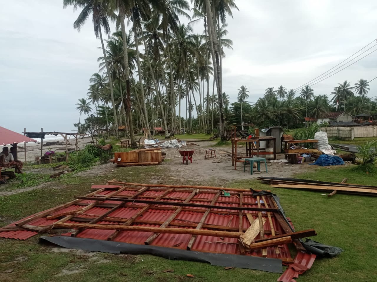 Angin Kencang Porak-Porandakan Sejumlah Gazebo di Pantai Mandiri 