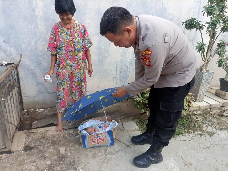 Dibuang dalam Kardus, Polisi Evakuasi Bayi Laki-laki ke Rumah Sakit di Bandar Lampung