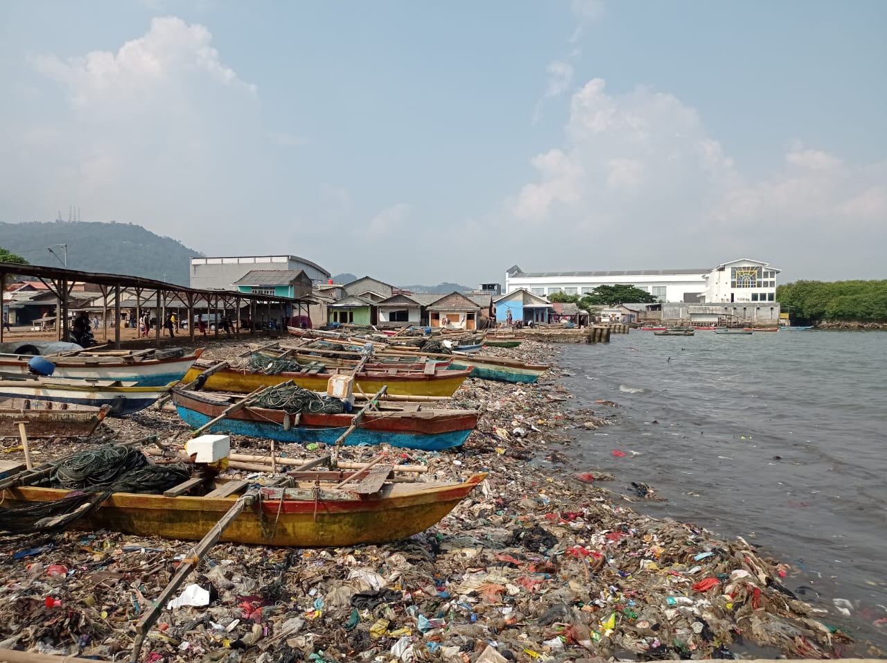 Nelayan Pantai Sukaraja Justru Minta Sampah Tidak Dibersihkan Seluruhnya, Ini Alasannya