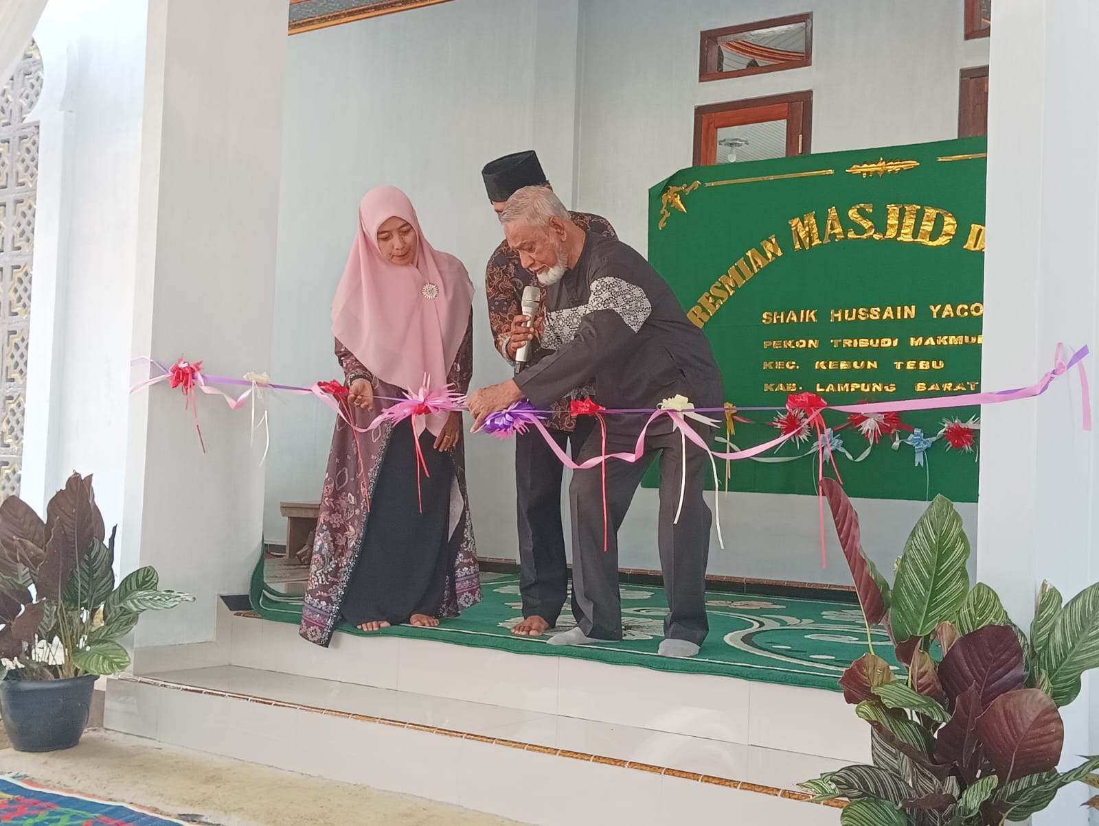 Donatur dari Singapura Hadiri Langsung Peresmian Masjid di Pekon Tribudi Makmur
