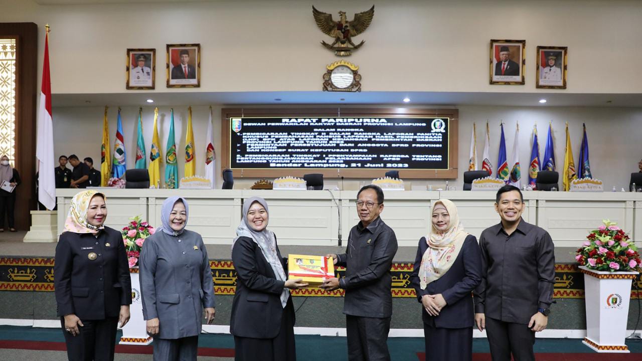 Wagub Nunik Serahkan Dokumen Raperda Pertanggungjawaban Pelaksanaan APBD 2022 ke Ketua DPRD Lampung 