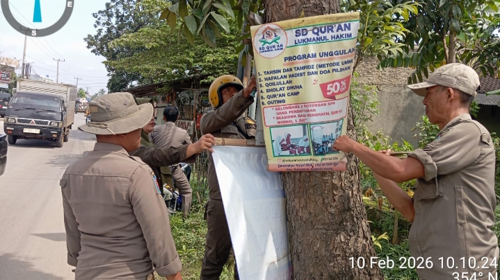Jaga Keindahan, Pol PP Kecamatan Jatiagung Tertibkan Banner dan Spanduk 
