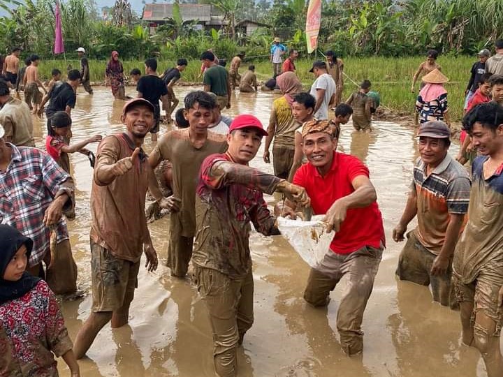 Ikut Lomba Tangkap Ikan Ketua DPRD Lambar Apresiasi Semangat Warga Meriahkan HUT RI