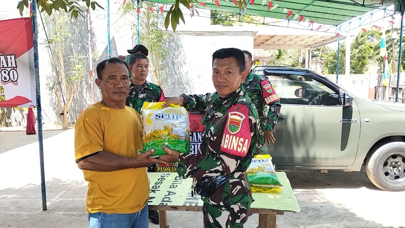 Koramil 410-04/TKT Salurkan Beras SPHP, Warga Tanjung Senang Antusias