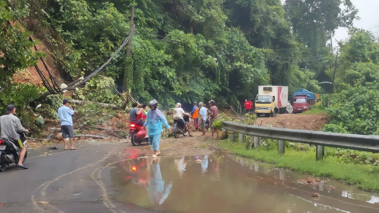Longsor Sempat Tutup Jalan Liwa-Krui, Pengendara Diminta Waspada