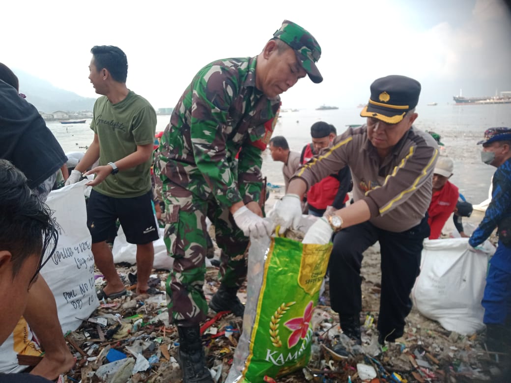 Koramil 410-01/Panjang Terjunkan Personel Ikut Gotong Royong Clean Up Pantai Kabarti