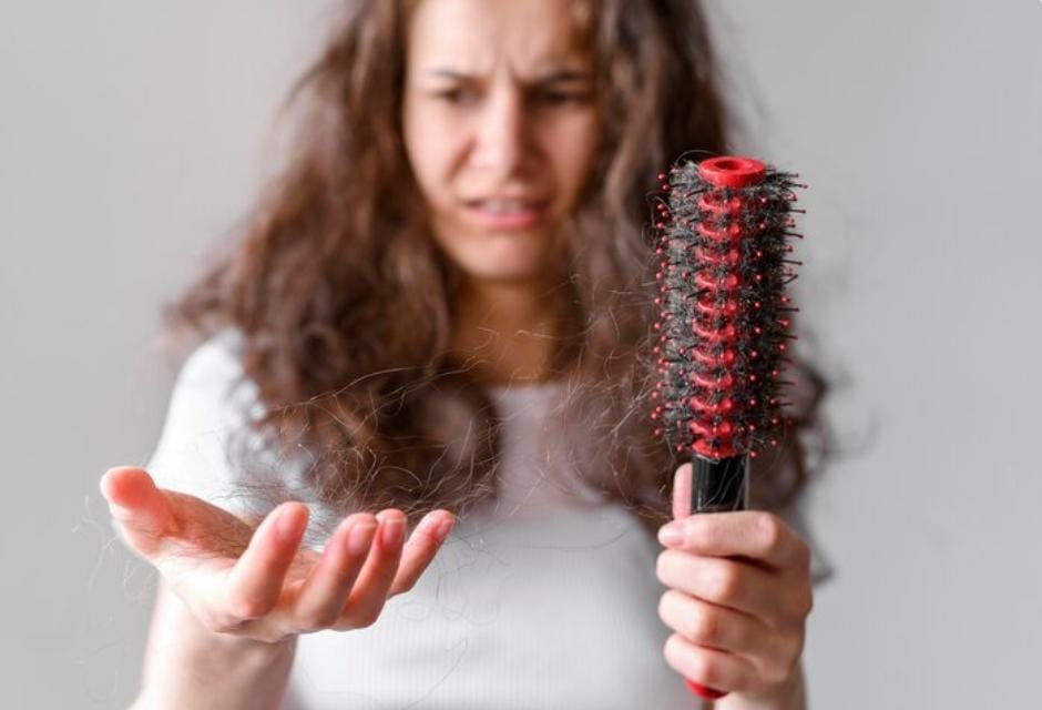 5 Kebiasaan Sehari-hari Ini Bisa Memicu Rambut Rontok Parah