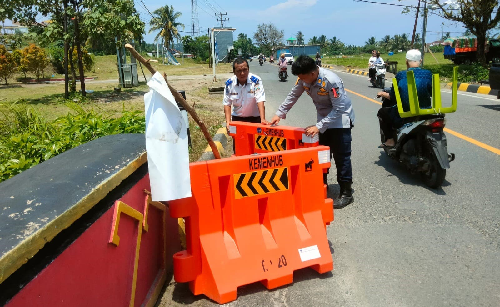 Antisipasi Lakalantas, Dishub Pesisir Barat Pasang Water Barrier di Lokasi Jalan Berlubang