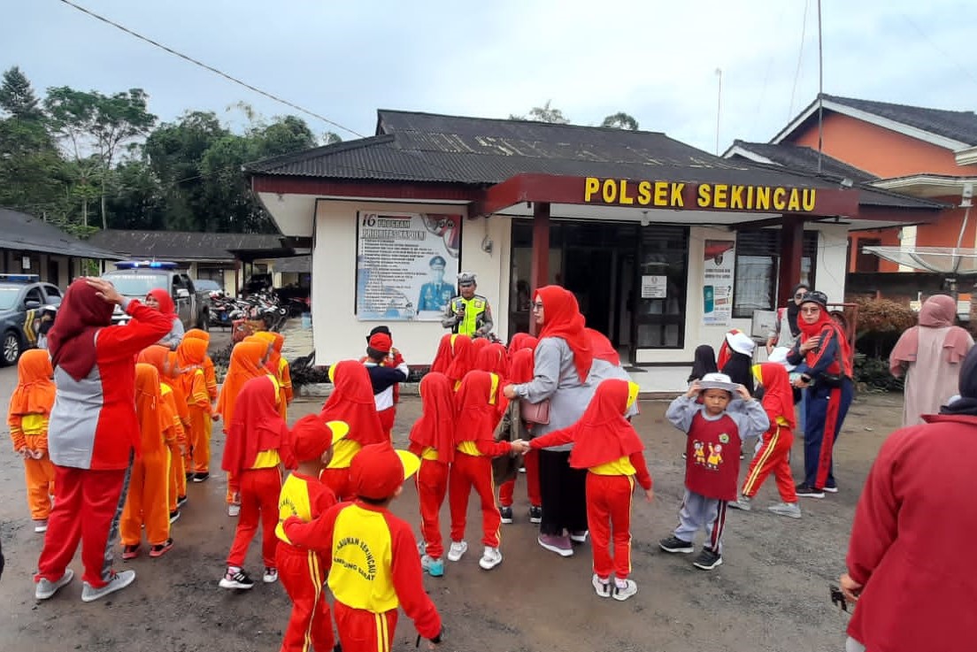 Mengenal Polisi, Gabungan Anak TK Kunjungi Polsek Sekincau 