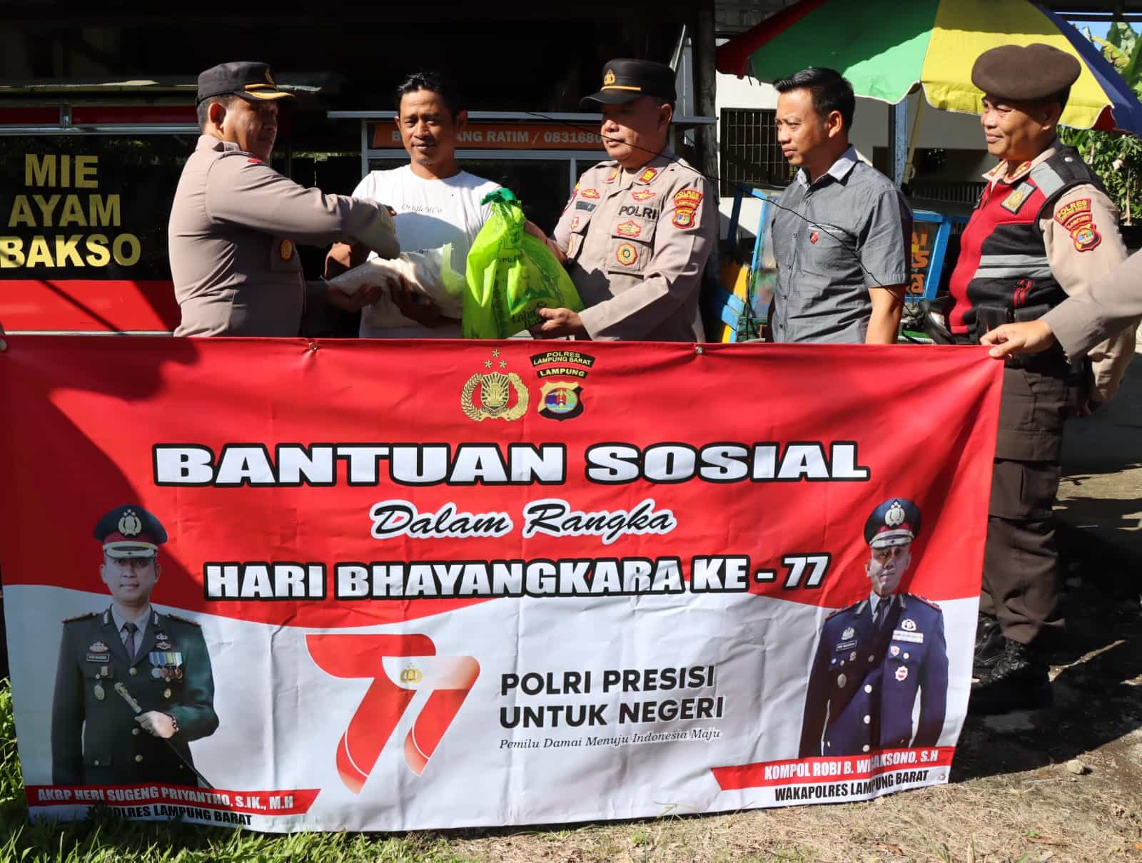 Peringati Hari Bhayangkara ke-77, Polres Lampung Barat Bagikan Paket Sembako