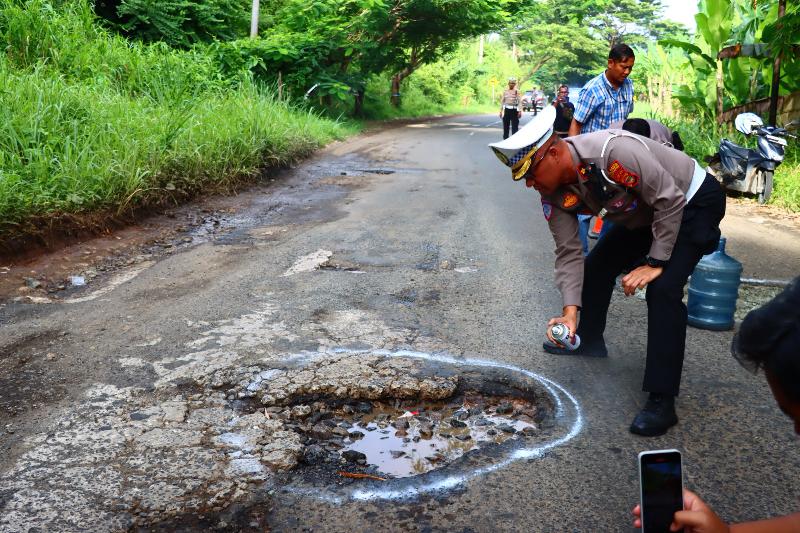Peduli Keselamatan, Satlantas Polresta Bandar Lampung Tandai Jalan Rusak dan Berlubang