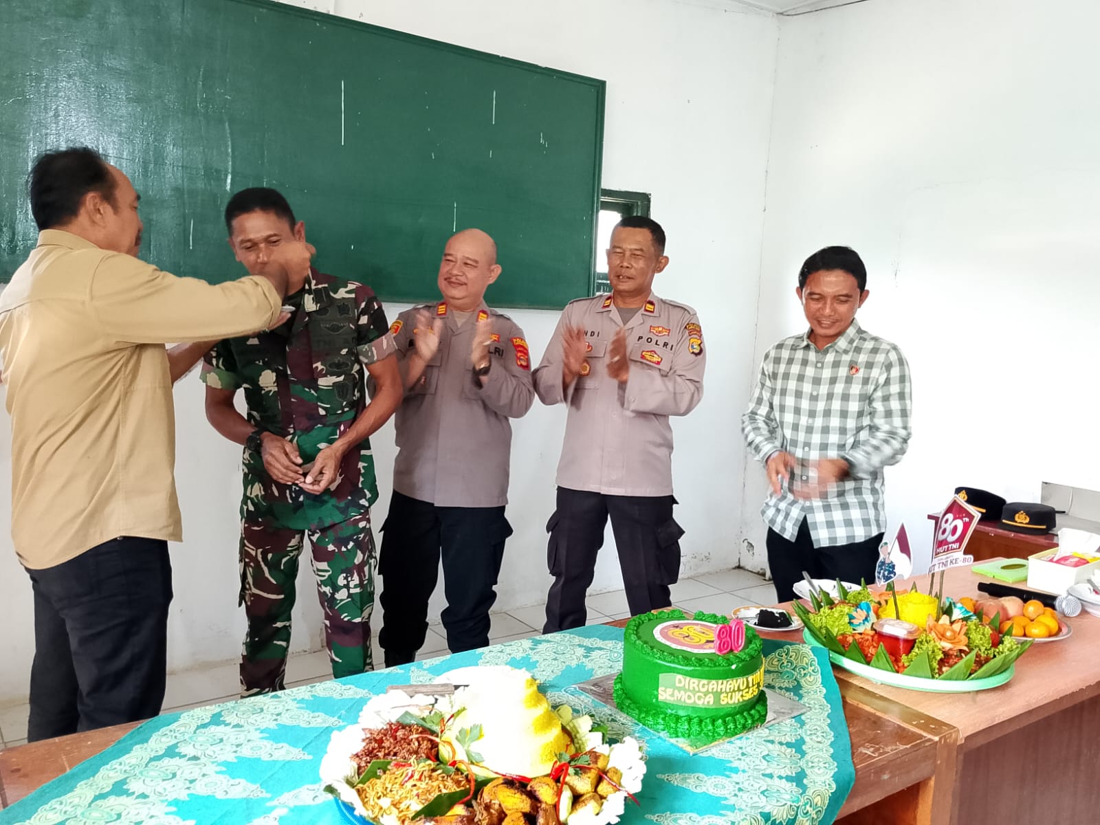 Uspika Batu Brak Rayakan HUT TNI Dengan Potong Tumpeng di Koramil 422-07 