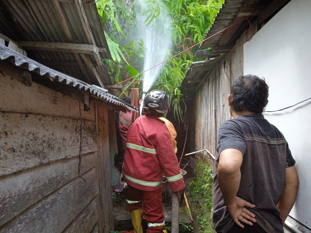 Niat Hati Bakar Alang-Alang Satu Rumah Nyaris Dilalap Api