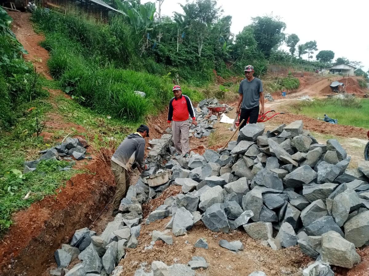Pj Peratin Puralaksana Kawal Penuh Pembangunan Talud dari Dana Desa 